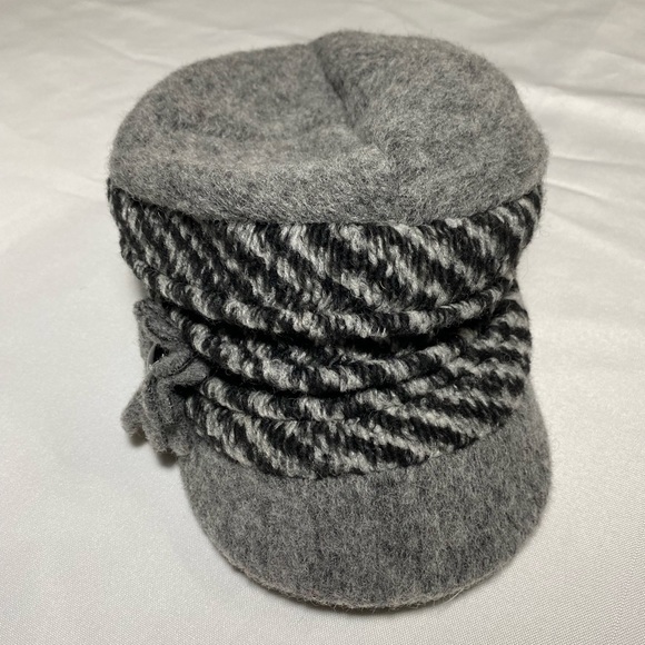 HAT Wool mixed CAPPELLIFICIO GIULIANA
Italy Mixed Media Newsboy Hat With Flower - Picture 7 of 12